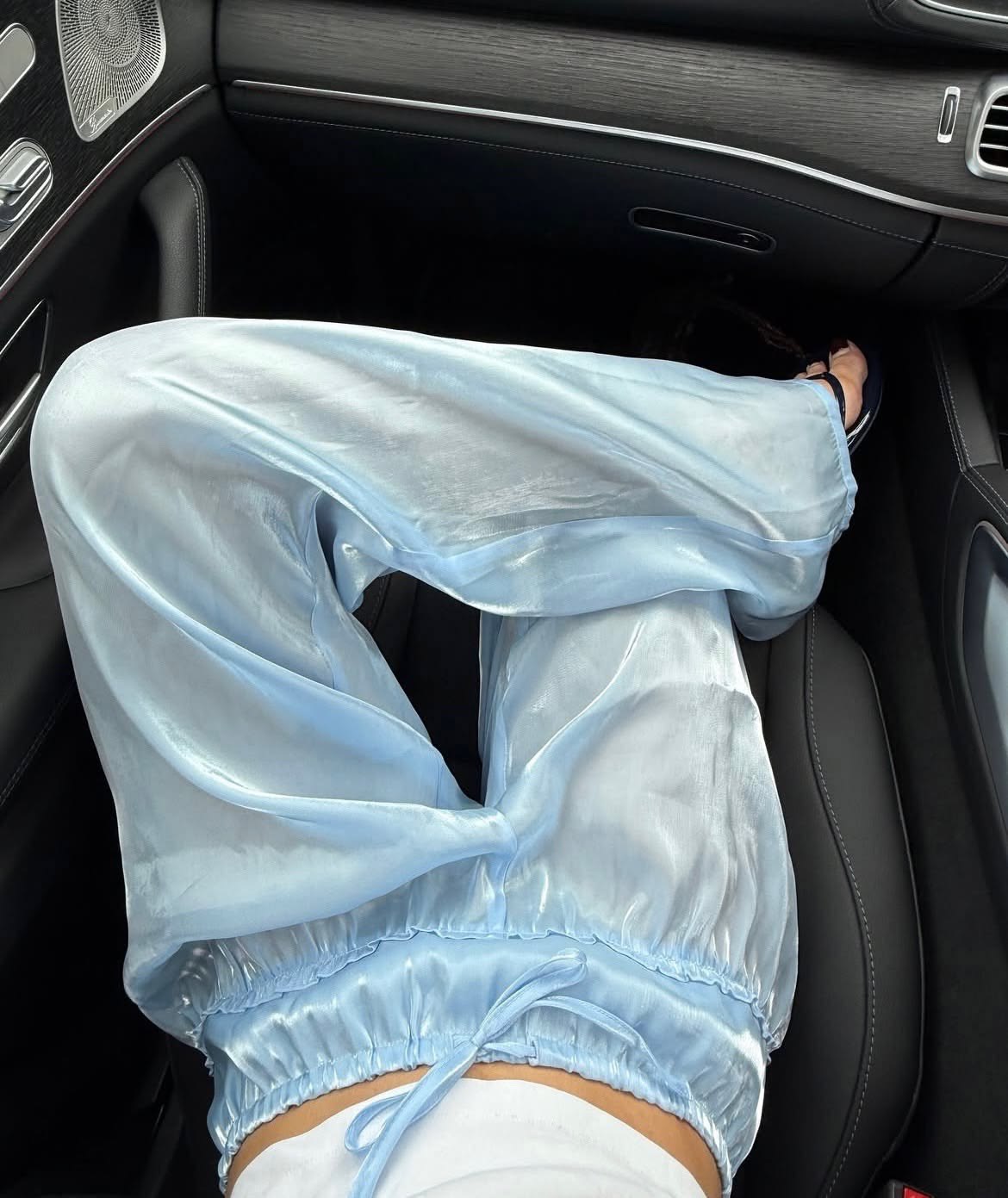 Pantaloni doppio elastico Flowee indossati in automobile